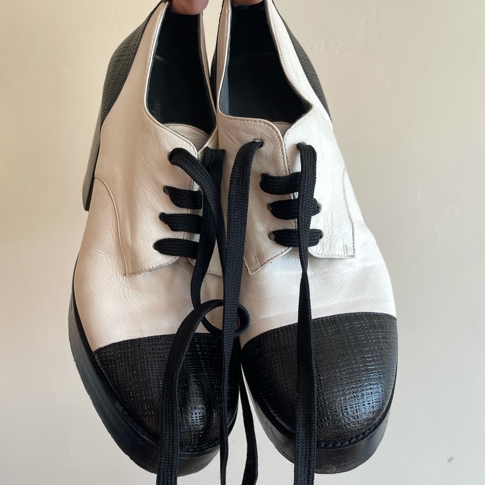 Stephane Kélian paris black and white vintage heel.